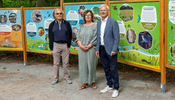 Töpke (mitte) und Hubert Ludwig (rechts) stehen vor der BINGO!-Sonderausstellung im Tierpark Ueckermünde.