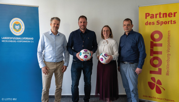 Gruppenbild bei der Bekanntgabe der Kooperationsverl&auml;ngerung