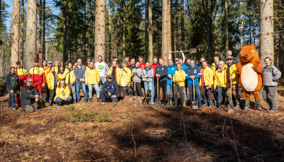 Gruppenbild zeigt &uuml;ber 40 Personen zur Baumpflanzaktion im Gebiet des Forstamtes Billenhagen