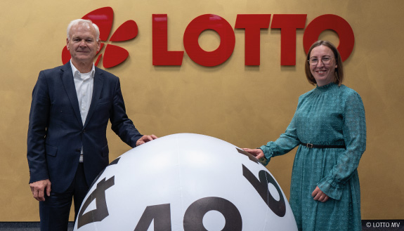 LOTTO MV-Geschäftsführung Elisabeth Aßmann und Hubert Ludwig vor LOTTO-Logo