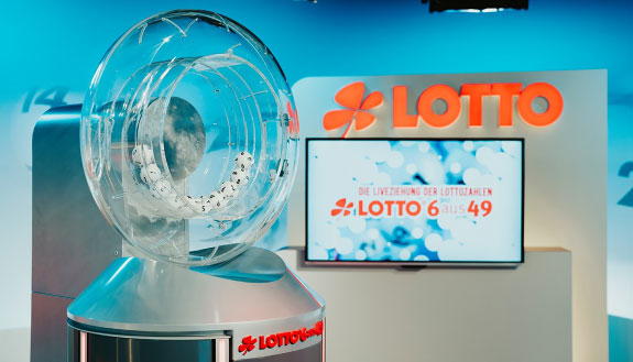 Das Ziehungsgerät der Lottozahlen im Studio in Saarbrücken.