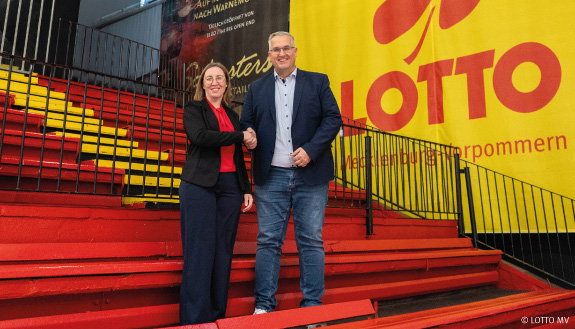 LOTTO MV-Geschäftsführerin Elisabeth Aßmann und Piranhas-Vizepräsident Christian Trems