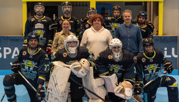 Gruppenbild mit neun Inline-Hockeyspielern sowie drei weiteren Personen