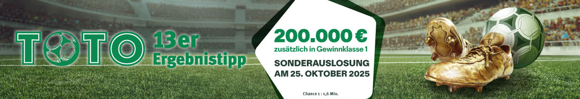 TOTO 13er Ergebnistipp-Logo - 200.000 Euro zusätzlich im Jackpot - Sonderauslosung am 25. Oktober 2025. Dazu goldene Fußballschuhe, Fußball - im Hintergrund gefülltes Fußballstadion.